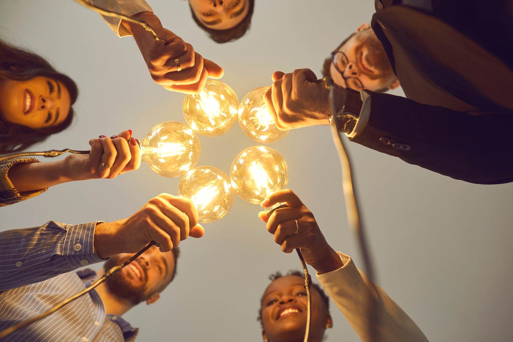 Εκπαιδευτικός χώρος με σύγχρονη διάταξη για διαδικτυακά μαθήματα χρηματοοικονομικής